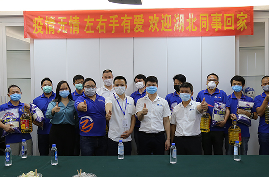 左右手领导与安装师傅合影